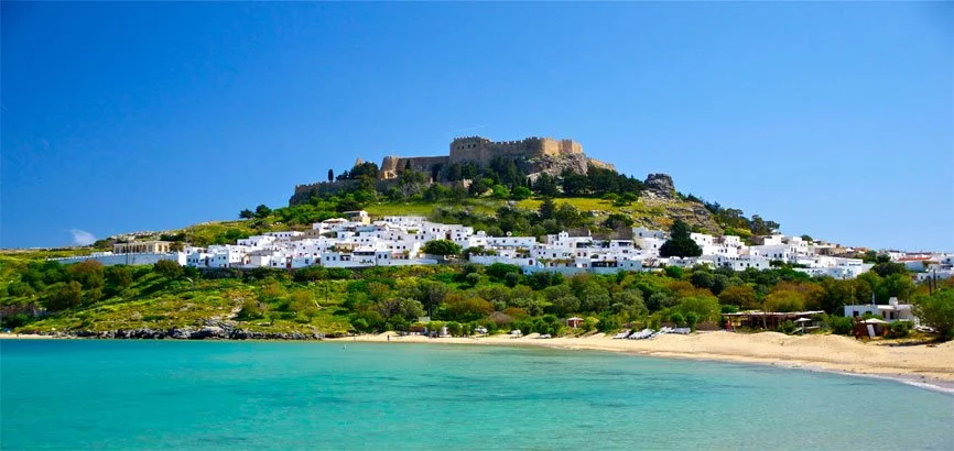 Lindos strand en zee